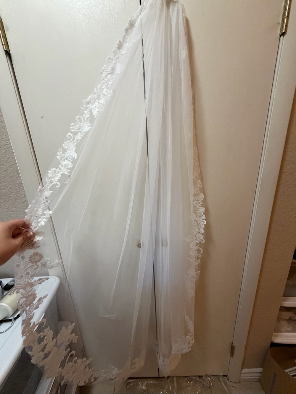 Embroidered Lace Bridal Veil Trim in Ivory - Picture 6 of 11